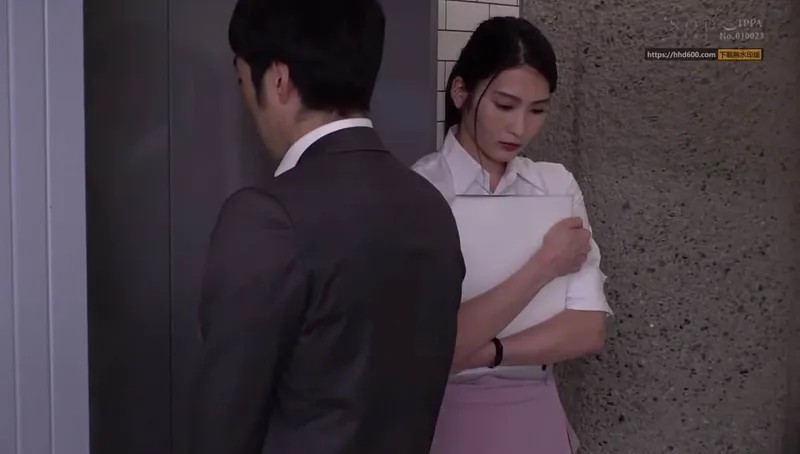 Em thư ký bất hạnh bị tiền bối bắt vào khách sạn phục vụ đối tác