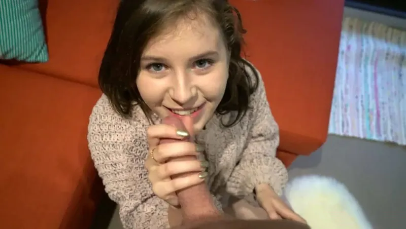 Bắn tinh ngập chiếc âm đạo hồng của nhân tình dễ thương