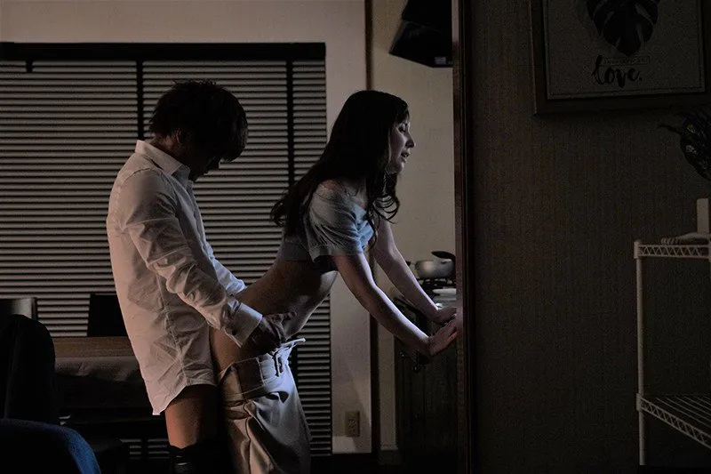 Sếp đi công việc, cậu nhân viên đến nhà chịch bà xã ông ấy